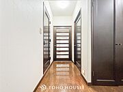 やわらかな陽射しがふりそそぎ、ゆったりした時間が流れる室内。