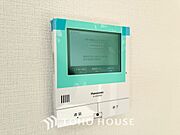 誰が来てもわかる様にモニター付きインターホンを設置。