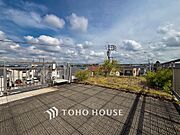 プライベート性が確保されたバルコニー。ワイドな空間にたっぷりの陽光が降り注ぎます。