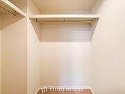 ウォークインクロゼットのある住まいで居住スペースを広く使えます。