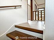 各フロアを結ぶ階段。集いの空間と一人の時間を楽しむプライベートルームをバランスよく繋いでいます。