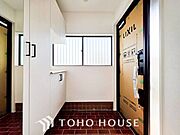 居住者の帰り、訪れる方を優しく迎えてくれる開放感のある玄関。