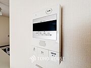 誰が来てもわかる様にモニター付きインターホンを設置。