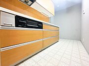機能的で使い勝手のよさそうなキッチン。明るく清潔感があります。