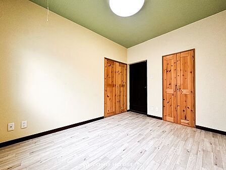 環境の良い場所にセンス良く暮らしたい、こだわりの室内には至福のシーンが繰り広げられます。
