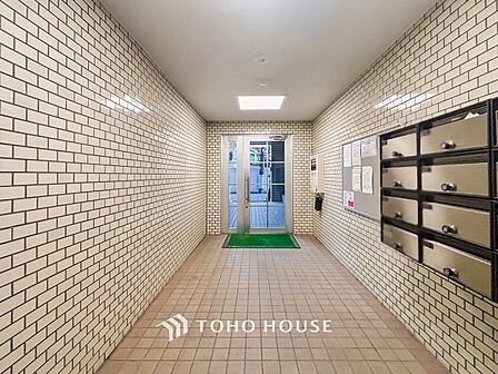 住まう誇らしさと安心感を演出する落ち着いた雰囲気のエントランス。