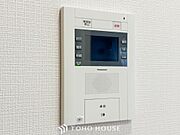 誰が来てもわかる様にモニター付きインターホンを設置。快適と安らぎを合わせた優しい設計。