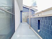 暮らしの中で光と風を演出してくれるバルコニー。