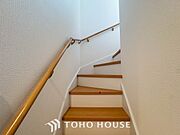 パブリックゾーンとプライベートゾーン繋ぐ階段。豊かな陽光が注ぎ込み、爽やかな住空間を演出。
