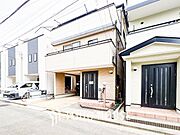 清潔感溢れる玄関がお出迎えする本邸宅の物語は、ここから始まる日常を期待させます。