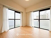 やわらかな陽射しがふりそそぎ、室内に開放感と爽快感をもたらします。
