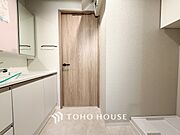 落ち着いた空間を演出するカラーと、ゆったりお使い頂ける広さが魅力のパウダールーム。