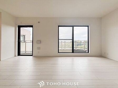 明るく開放的な空間が広がるLDK。室内には豊かな陽光が注ぎ込み、爽やかな住空間を演出。