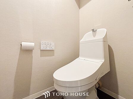 トイレはシンプルにホワイトで統一した温水洗浄付です。