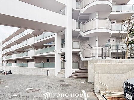 前面道路含む現地写真『快適』は「家」と「街」と「環境」が調和した時に訪れるだと改めて感じさせてくれます。