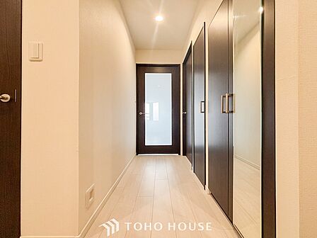 上質感漂う廊下。居住者の帰り、訪れる方を優しく迎え安らぎに満ちた生活空間を予感させます。