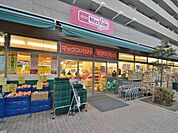 日々の食生活に必要な商品を最大限のバリュで提供。夜遅くまで営業しているので、お帰りが遅くても利用できて便利です。