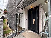 住む人や訪れる人やさしくエスコートする玄関アプローチ。