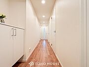 上質感漂う廊下。居住者の帰り、訪れる方を優しく迎える・安らぎに満ちた生活空間を予感させる。