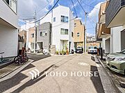 前面道路含む現地写真『快適』は「家」と「街」と「環境」が調和した時に訪れるだと改めて感じさせてくれます。