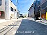 外観：前面道路含む現地写真『快適』は「家」と「街」と「環境」が調和した時に訪れるだと改めて感じさせてくれます。