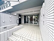 住まう誇らしさと安心感を演出する落ち着いた雰囲気のエントランス。