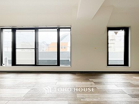 大きな窓から明るい陽射しが射し込む家族みんなの憩いの場。寛ぎとコミュニケーションを育む居心地のよい場所になりそうです。