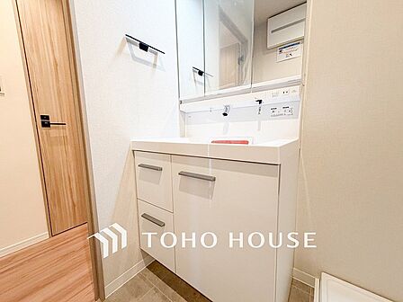 洗面台・洗面所三面鏡裏収納には化粧品や洗面用品類をすっきり整理できます。