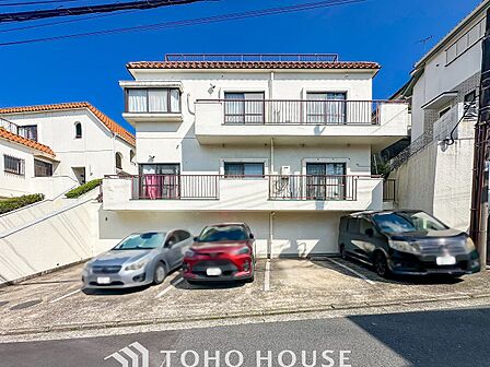 前面道路含む現地写真『快適』は「家」と「街」と「環境」が調和した時に訪れるだと改めて感じさせてくれます。
