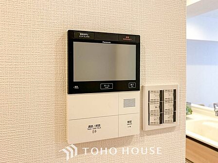 誰が来てもわかる様にモニター付きインターホンを設置。快適と安らぎを合わせた優しい設計。