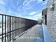 暮らしの中で光と風を演出してくれるバルコニー。