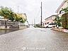 外観：前面道路含む現地写真『快適』は「家」と「街」と「環境」が調和した時に訪れるだと改めて感じさせてくれます。