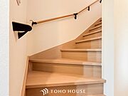 パブリックゾーンとプライベートゾーン繋ぐ階段。豊かな陽光が注ぎ込み、爽やかな住空間を演出。
