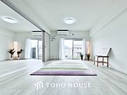明るく開放的な空間が広がるLDK。室内には豊かな陽光が注ぎ込み、爽やかな住空間を演出。