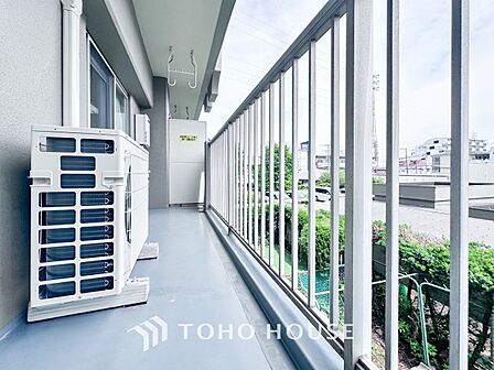 太陽の恵みをたっぷりと受けて、洗濯物も気持ちよく干せそうです。