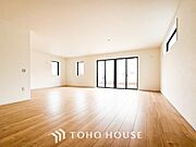 家族と過ごすひと時を溢れる光が優しく包み込むリビングダイニング。