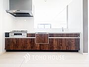 明るい自然光が入る対面キッチン。家族そろってキッチンに立っても調理がしやすい余裕の広さ。