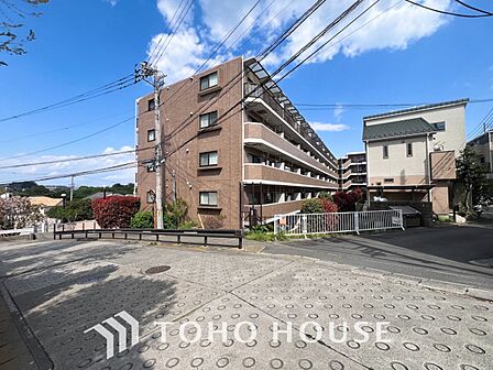 前面道路含む現地写真『快適』は「家」と「街」と「環境」が調和した時に訪れるだと改めて感じさせてくれます。