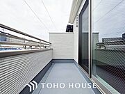 暮らしの中で光と風を演出してくれるバルコニー。