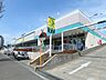 周辺：毎日の食卓を彩る食料品が品揃え豊富に揃います。新鮮さを、お安く、心を込めてがモットーです。