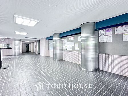 シャープでスタイリッシュなデザインが印象的な洗練の住まい。居住者を温かく迎えてくれる。