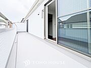 暮らしの中で光と風を演出してくれるバルコニー。