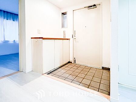 落ち着いた色を基調としていて、明るく優しい玄関となっています。