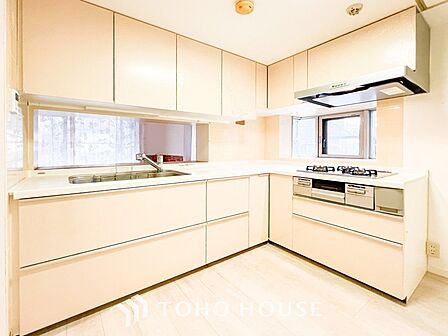 機能的で使い勝手のよさそうなキッチン。明るく清潔感があります。