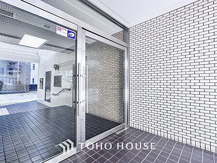 プライベート感が高まる、居住者を優しく迎え入れてくれるエントランス。