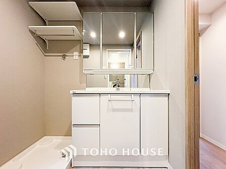 洗面台・洗面所三面鏡裏収納には化粧品や洗面用品類をすっきり整理できます。