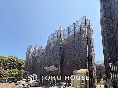 前面道路含む現地写真『快適』は「家」と「街」と「環境」が調和した時に訪れるだと改めて感じさせてくれます。