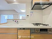 機能的で使い勝手のよさそうなキッチン。明るく清潔感があります。