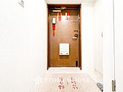住む人や訪れる人やさしくエスコートする玄関。
