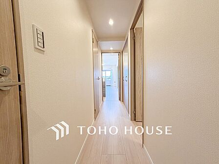 上質感漂う廊下。居住者の帰り、訪れる方を優しく迎える・安らぎに満ちた生活空間を予感させる。
